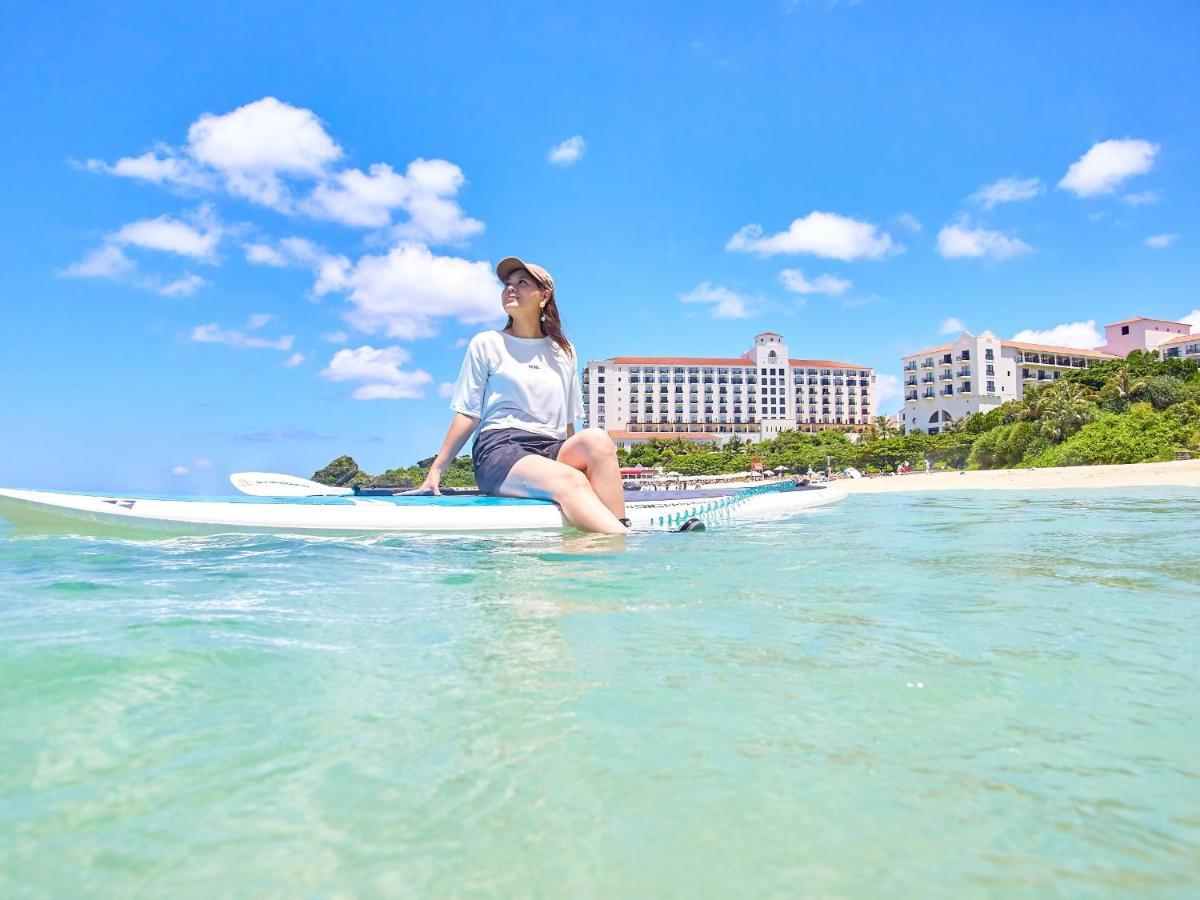 Hotel Nikko Alivila Yomitan Zewnętrze zdjęcie A woman on a stand-up paddle board in Okinawa, Japan